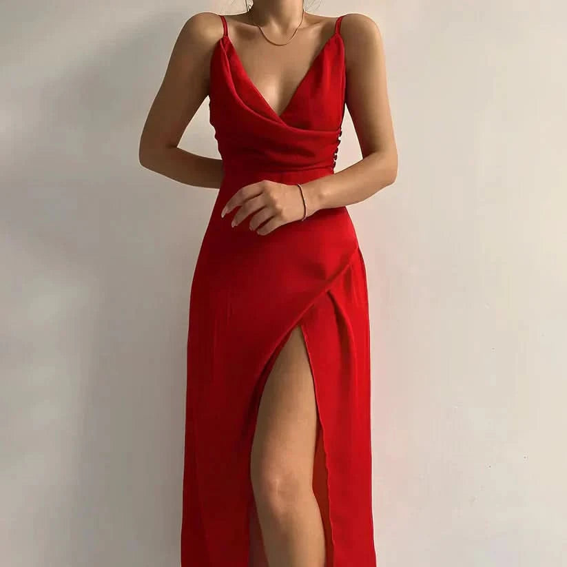 Langes Kleid mit Drapierung und Schlitz
