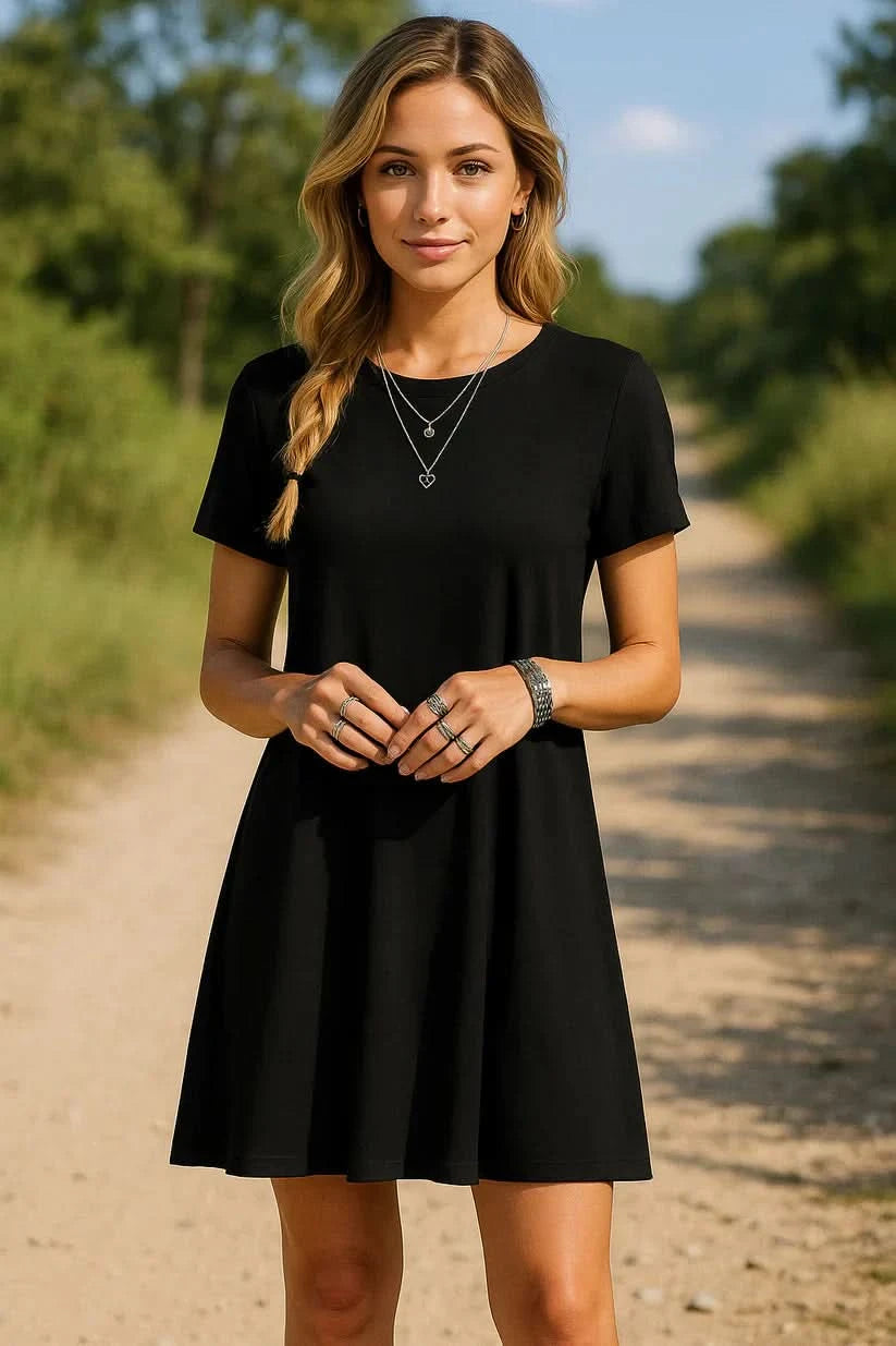 Kurzes Kleid mit Rundhalsausschnitt und ausgestelltem Schnitt