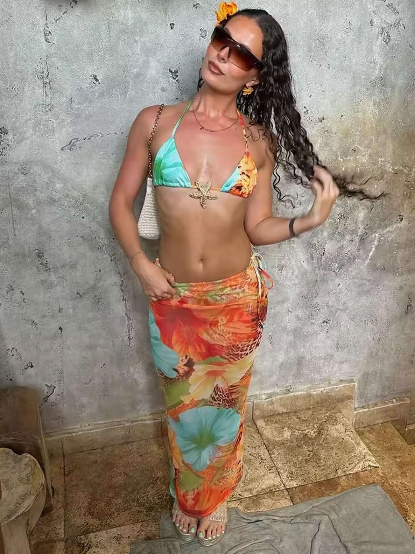 Zweiteiliges Set mit Bikini-Oberteil und gemustertem Rock
