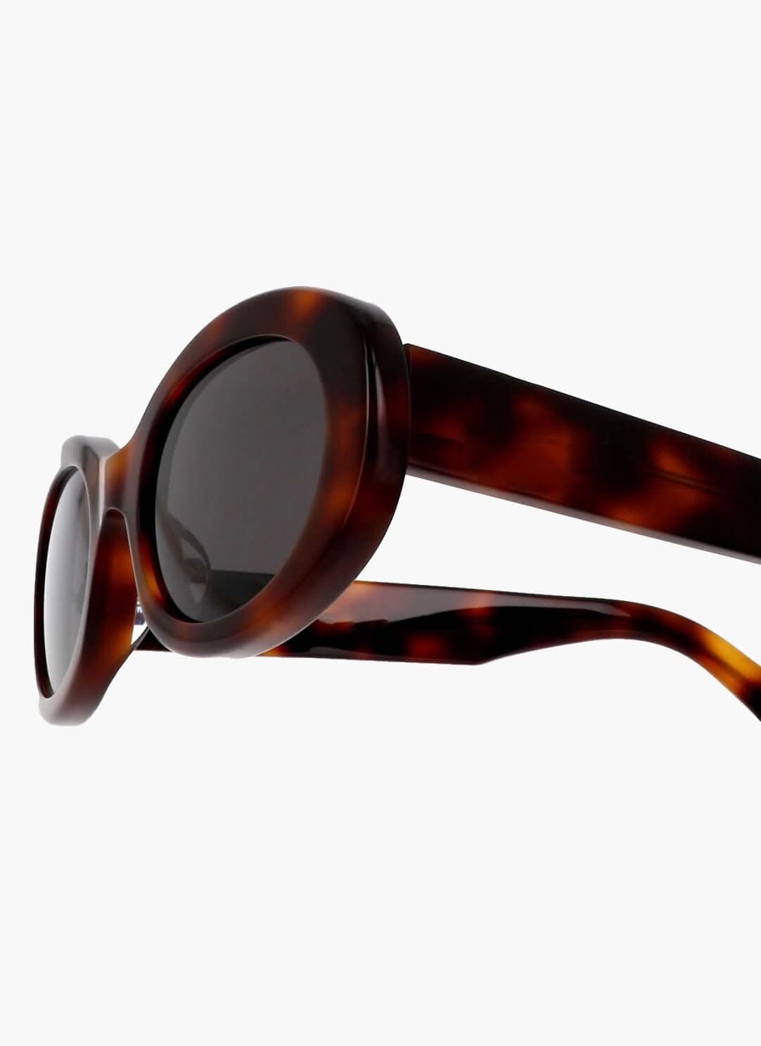 Sonnenbrille mit ovalem Rahmen
