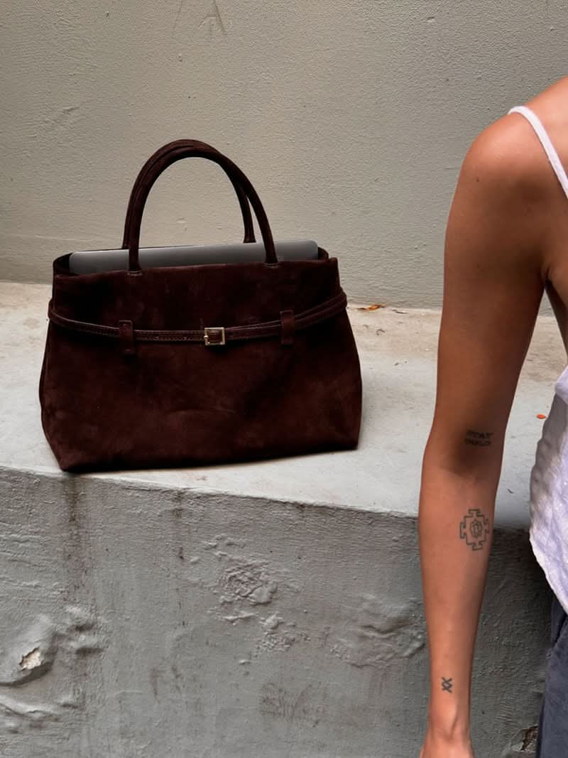 Handtasche mit Überschlag und Henkeln