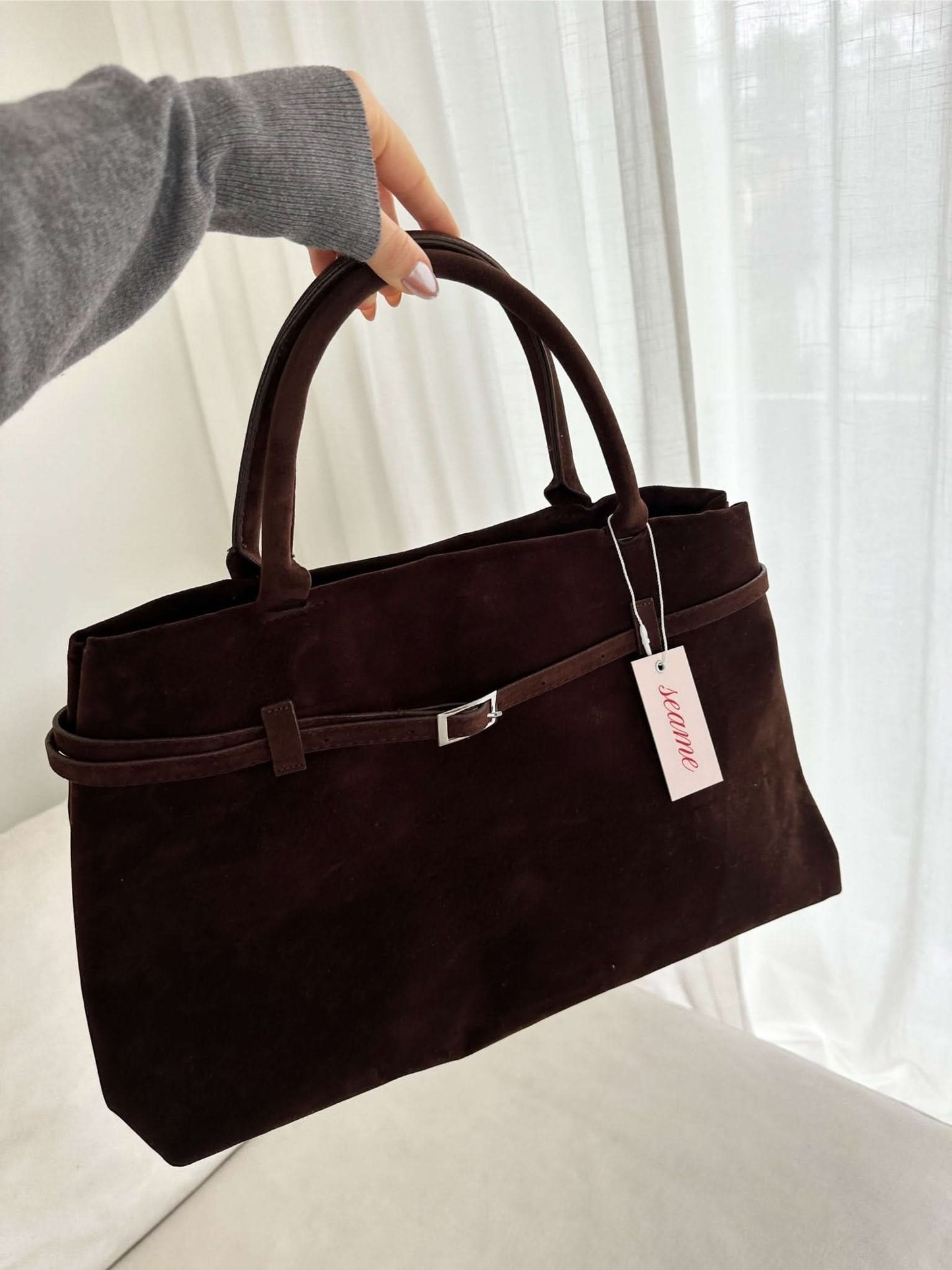 Handtasche mit Überschlag und Henkeln