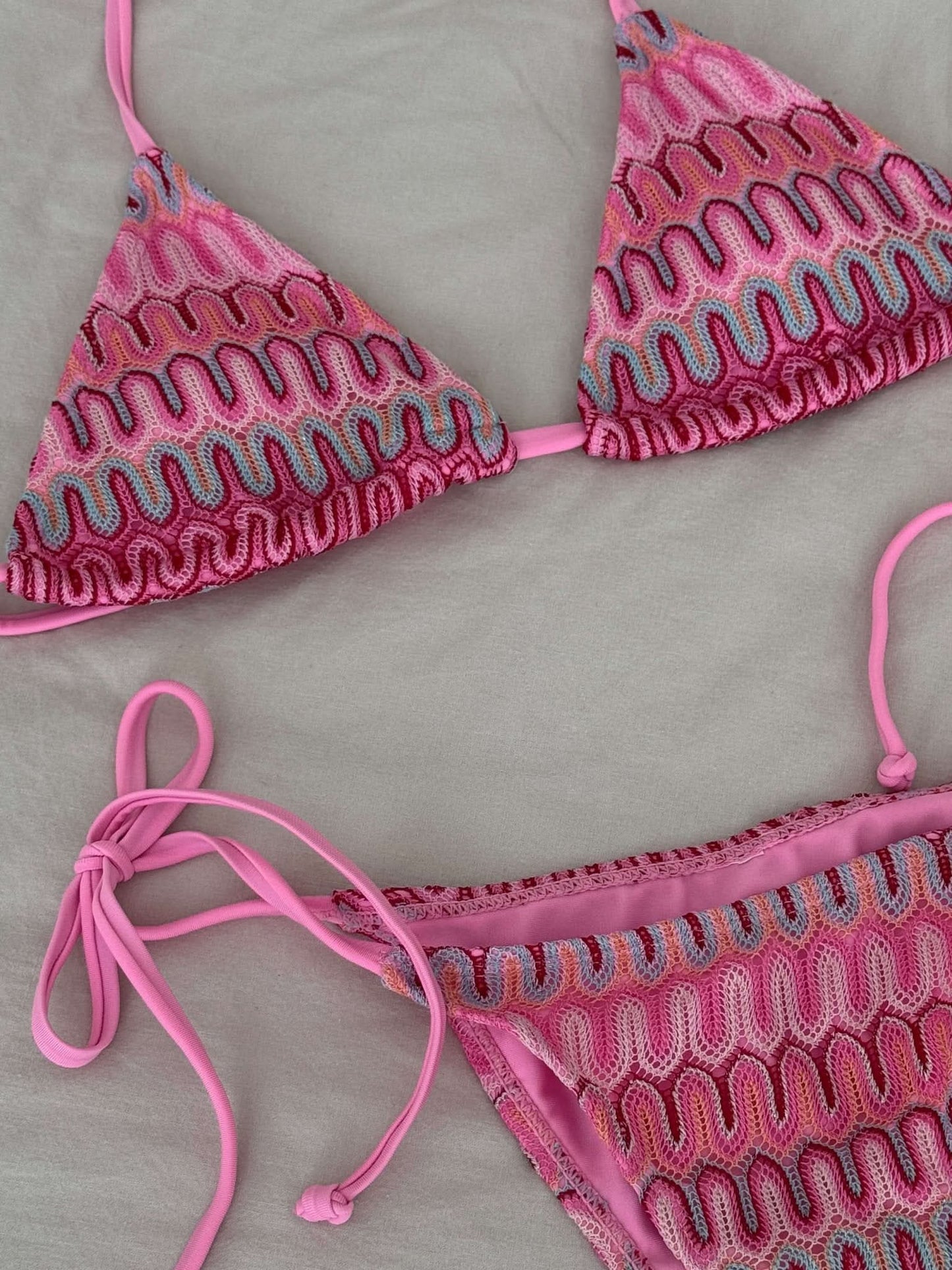 Dreiteiliges Set mit Triangel-Bikini und Rock