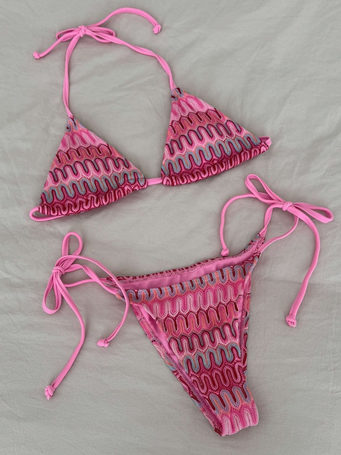 Dreiteiliges Set mit Triangel-Bikini und Rock