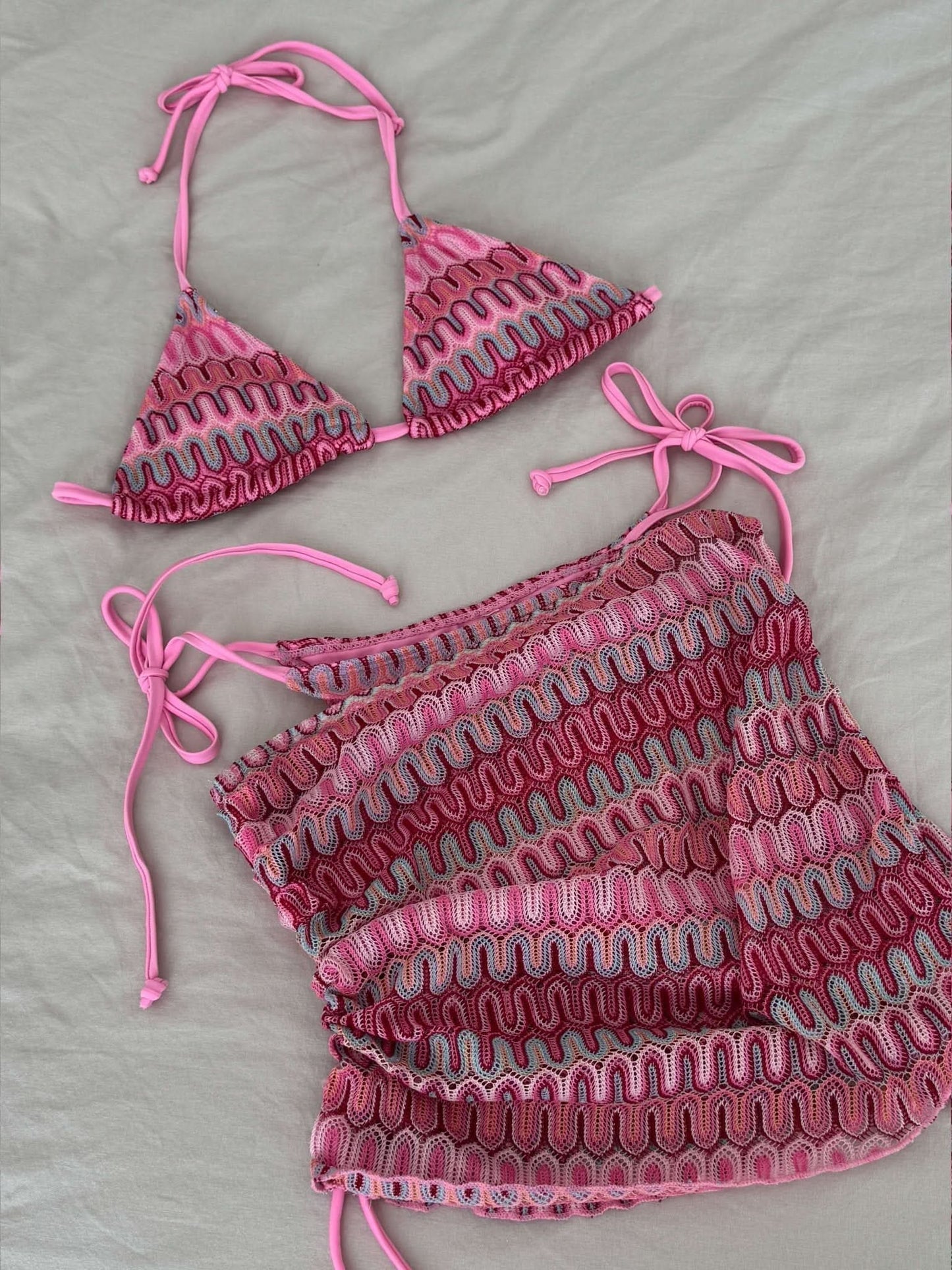 Dreiteiliges Set mit Triangel-Bikini und Rock