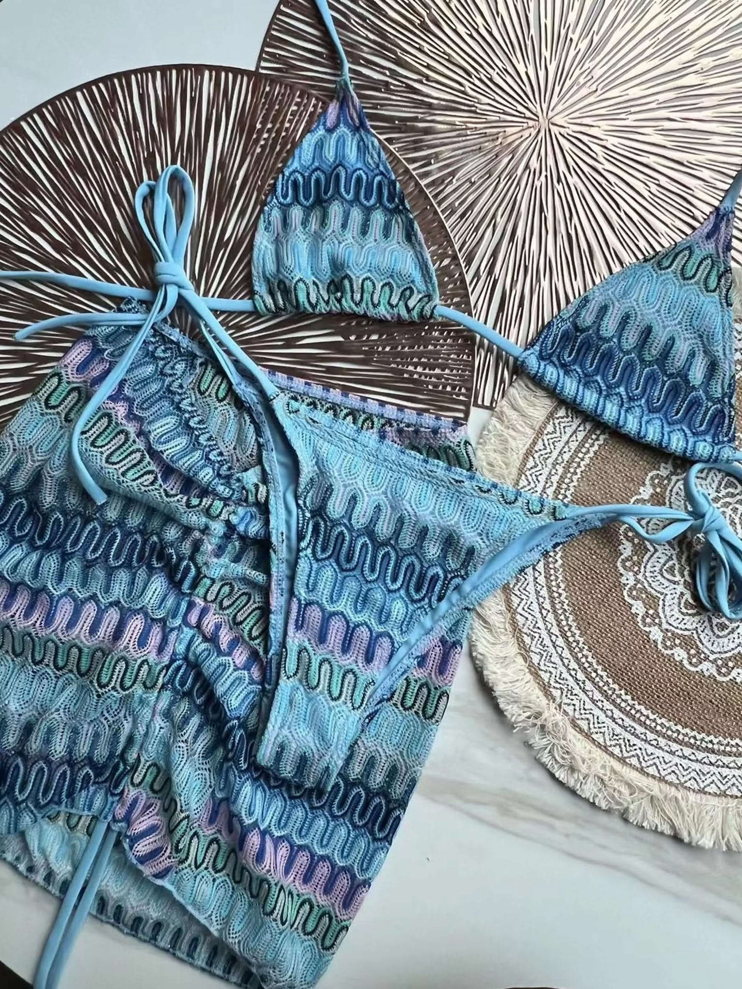 Dreiteiliges Set mit Triangel-Bikini und Rock