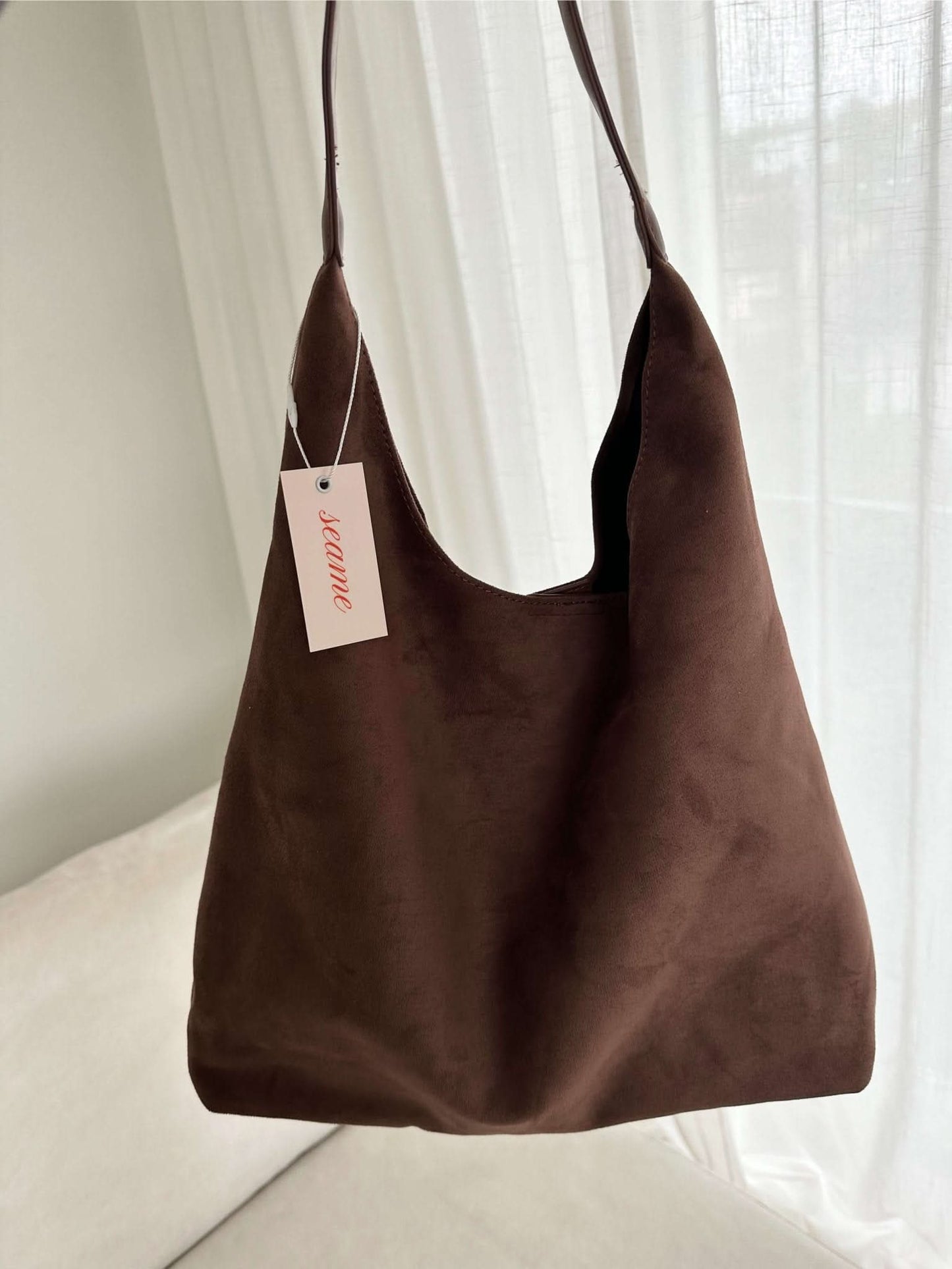 Schultertasche mit schlichtem Design und großem Hauptfach