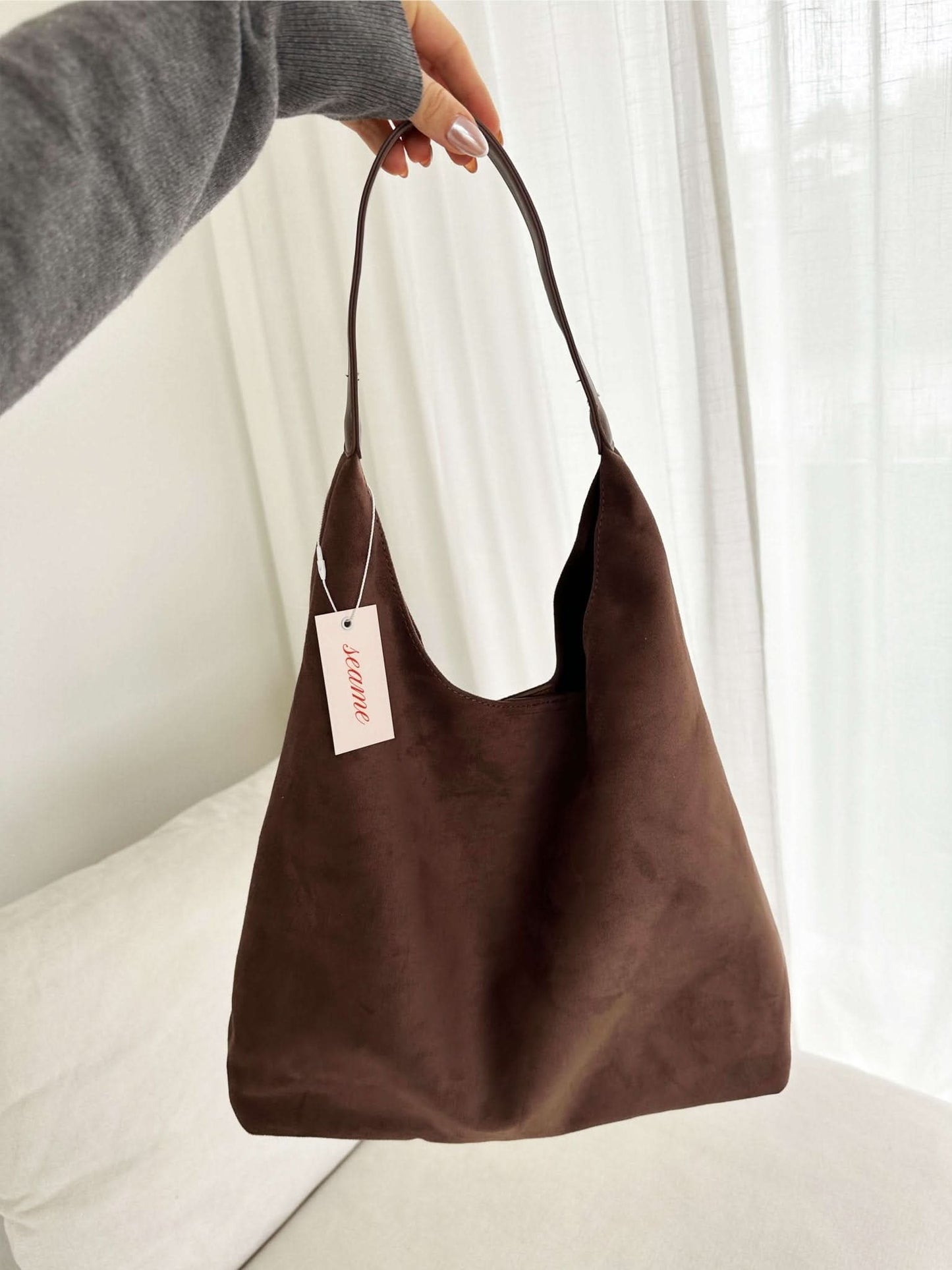 Schultertasche mit schlichtem Design und großem Hauptfach