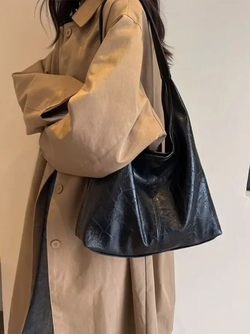 Weiche Schultertasche mit breitem Trageriemen