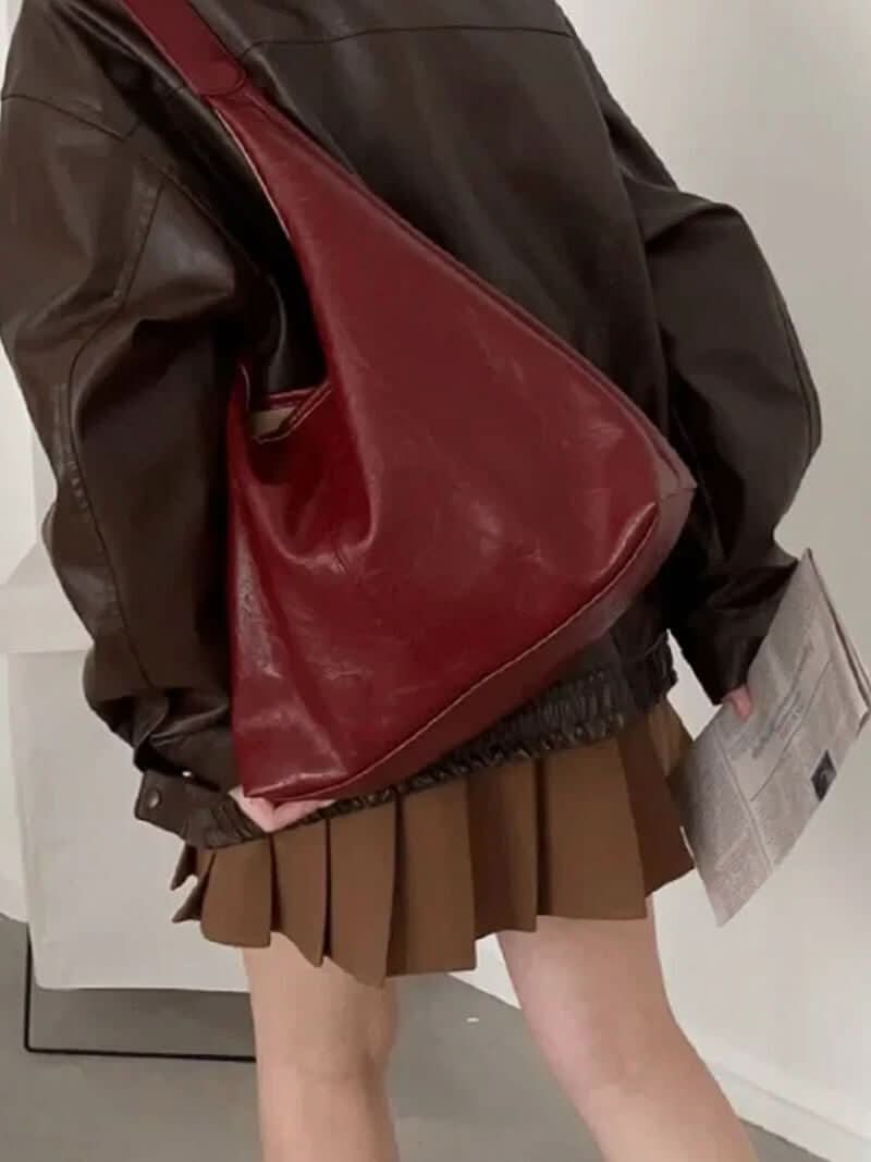 Weiche Schultertasche mit breitem Trageriemen