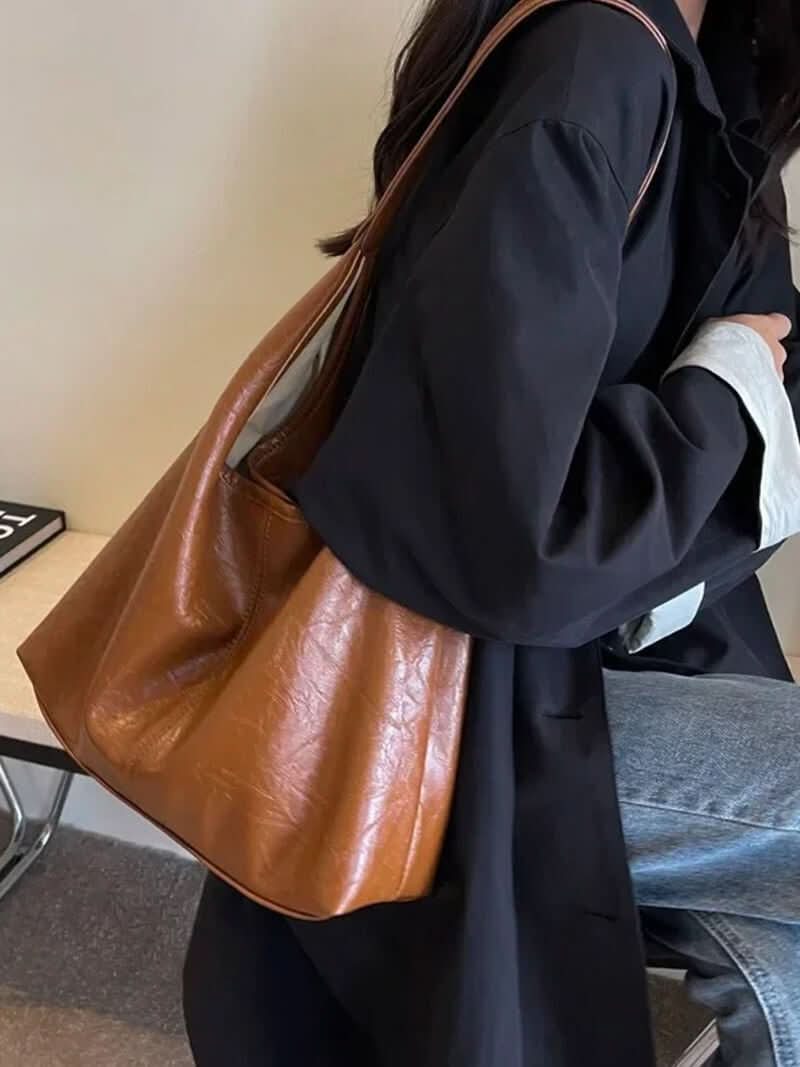 Weiche Schultertasche mit breitem Trageriemen