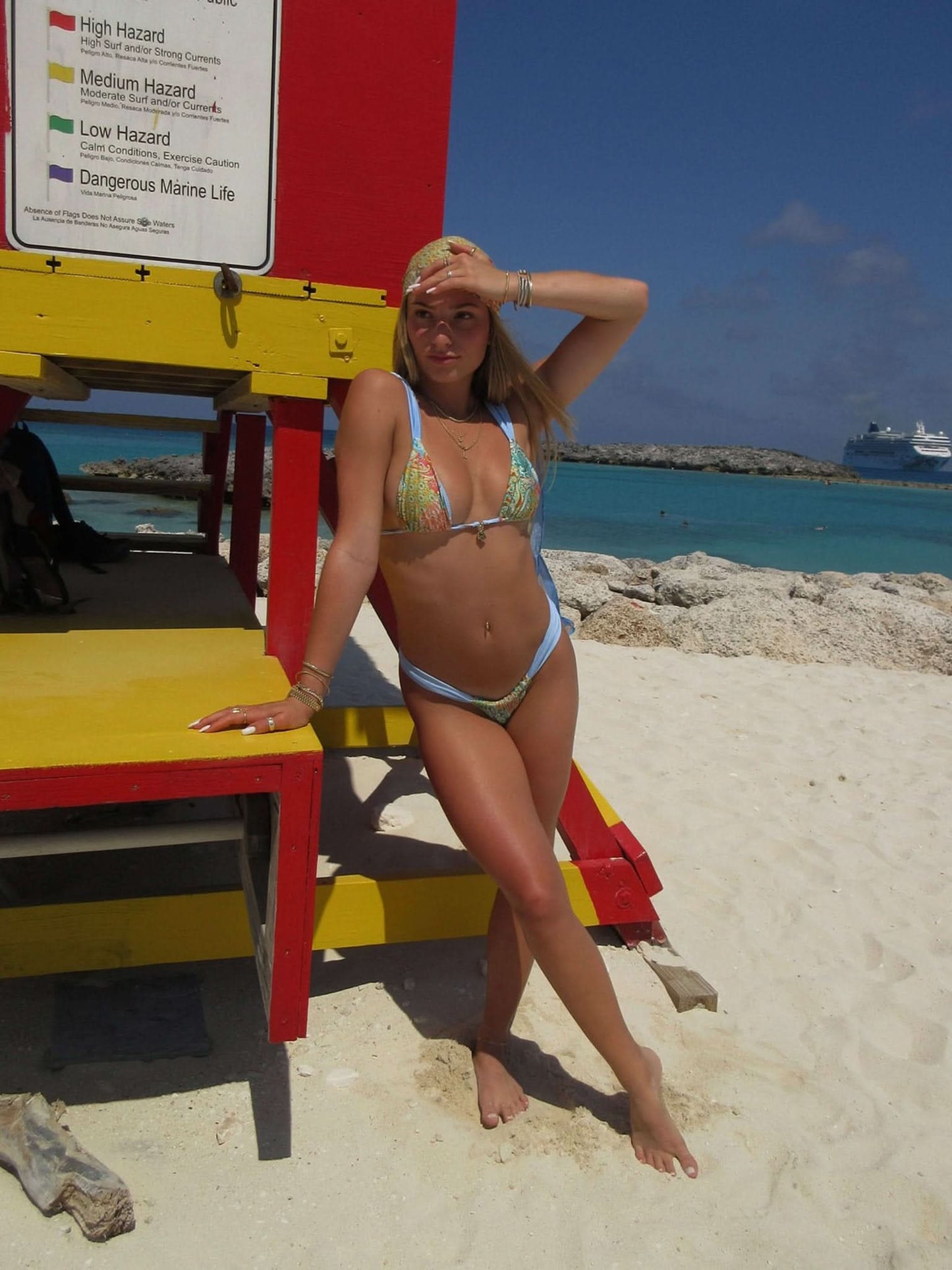 Bikini mit Muster und schmalen Trägern