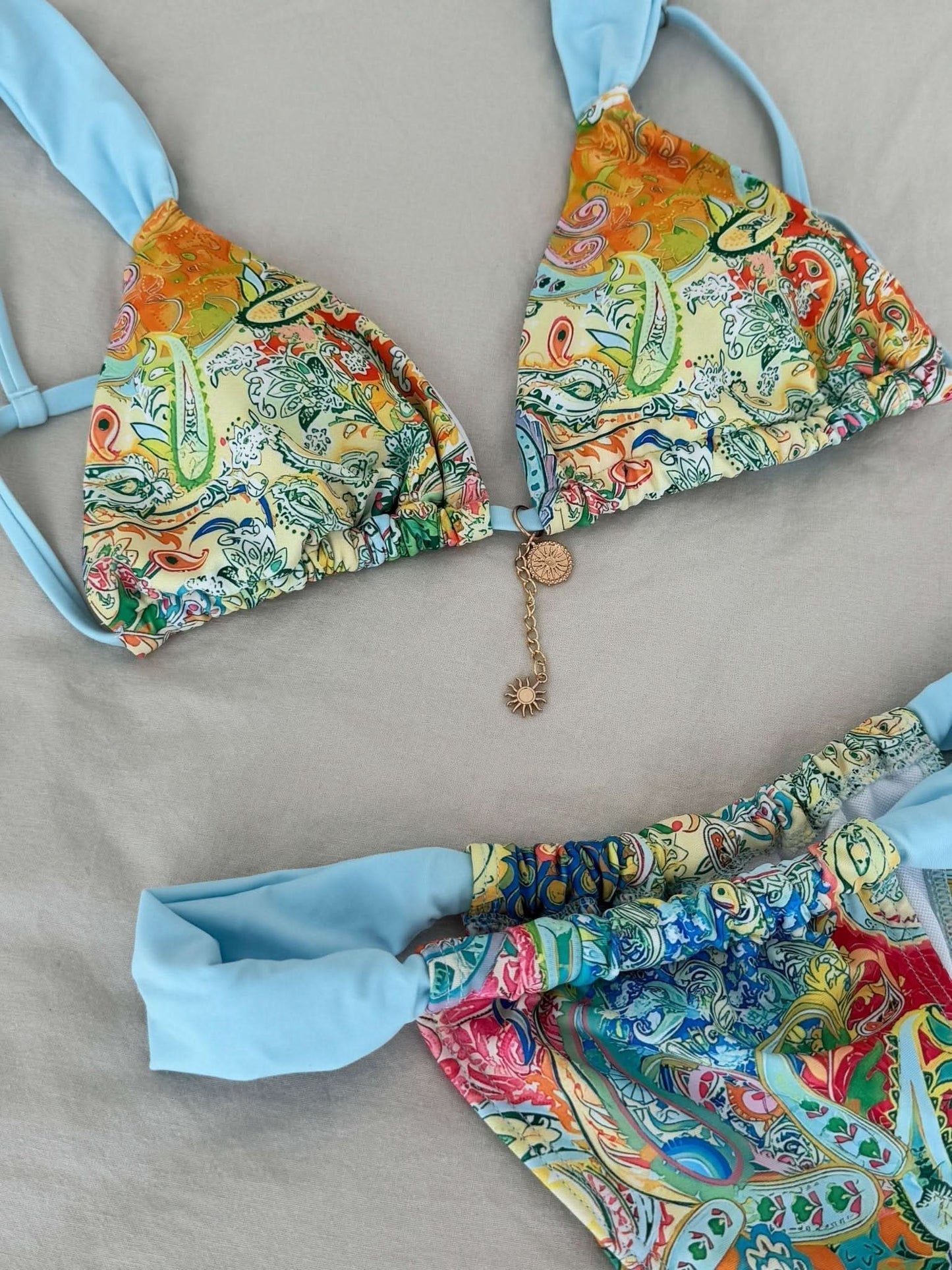 Bikini mit Muster und schmalen Trägern