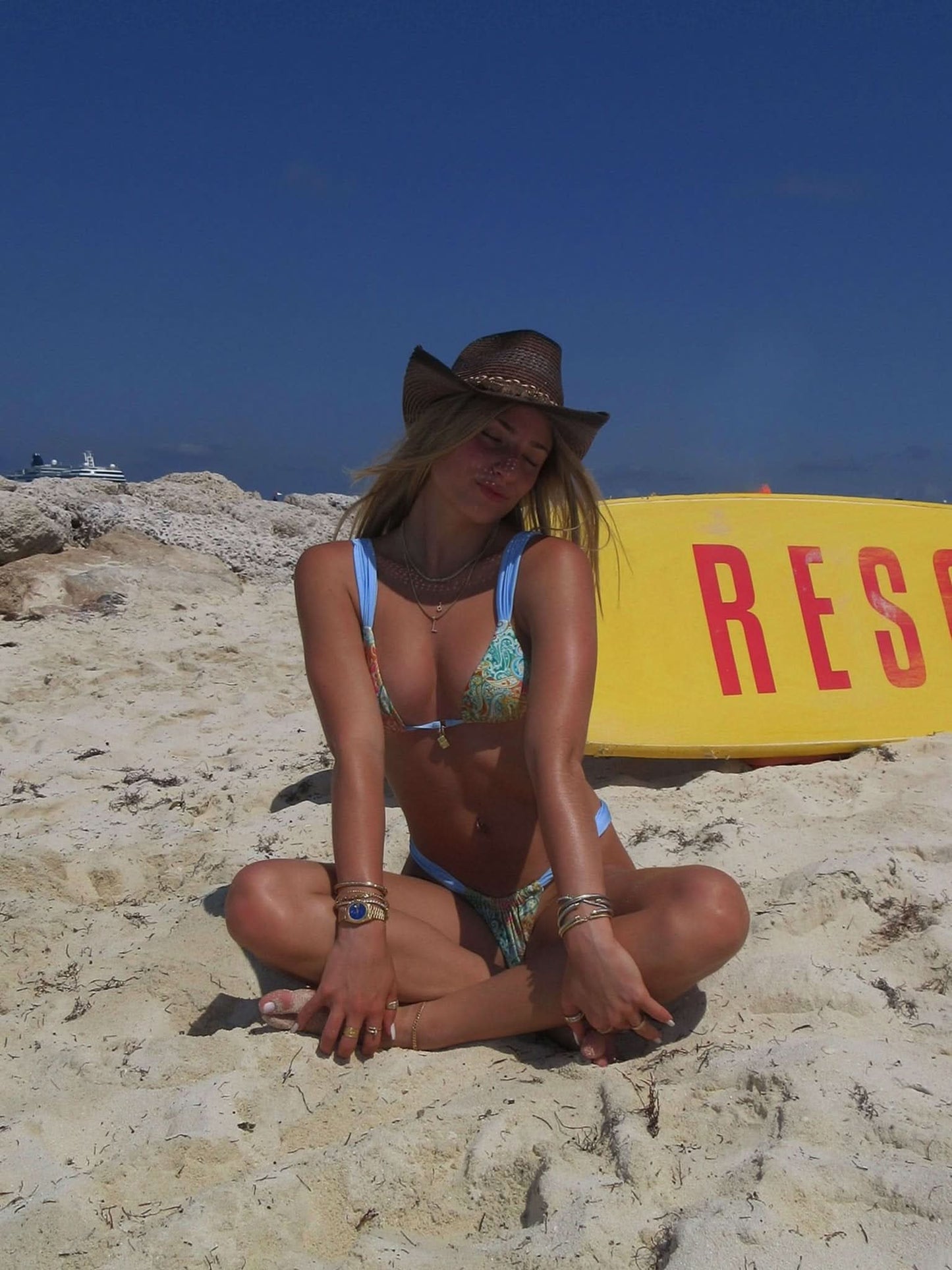 Bikini mit Muster und schmalen Trägern