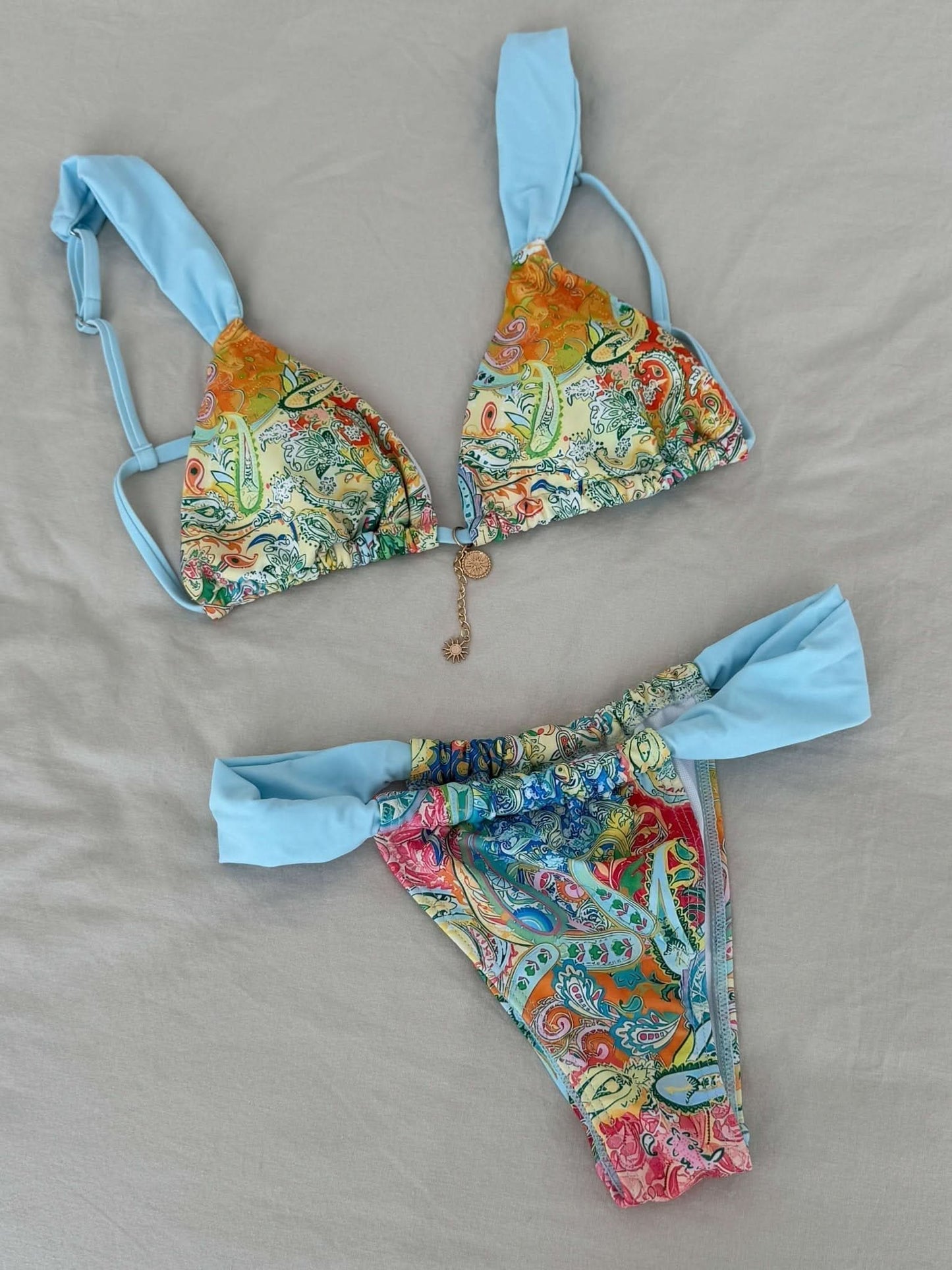 Bikini mit Muster und schmalen Trägern