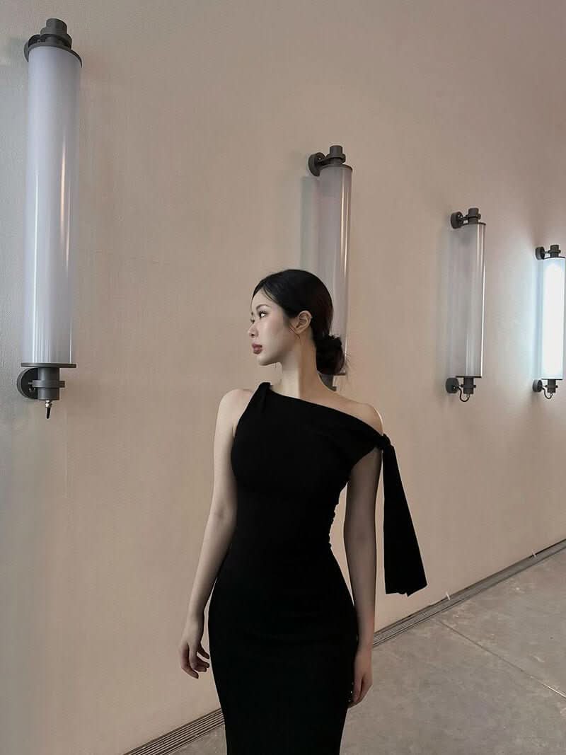 Langes One-Shoulder-Kleid mit schmalem Schnitt