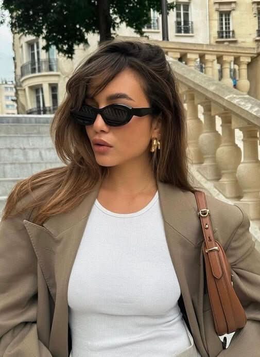Schmale Sonnenbrille mit geschwungenem Rahmen