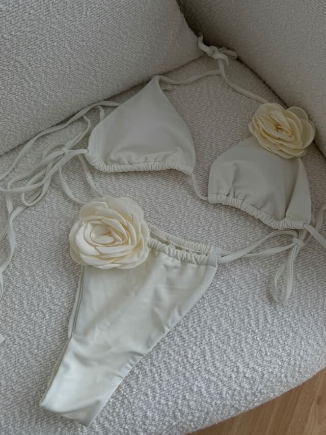 Dreiteiliges Set mit Bikini und Netz-Überwurf