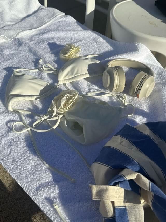 Dreiteiliges Set mit Bikini und Netz-Überwurf