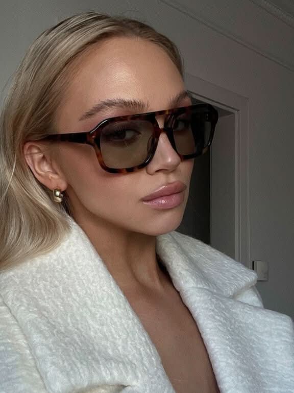 Sonnenbrille mit Retro-Rahmen und breiten Bügeln