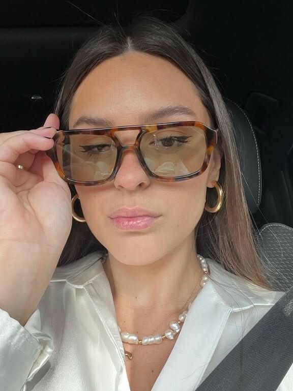 Sonnenbrille mit Retro-Rahmen und breiten Bügeln