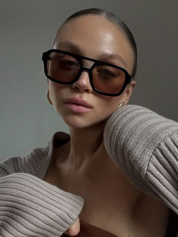 Sonnenbrille mit Retro-Rahmen und breiten Bügeln