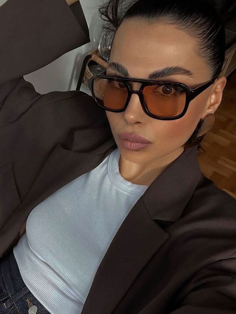 Sonnenbrille mit Retro-Rahmen und breiten Bügeln