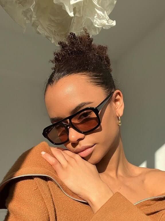 Sonnenbrille mit Retro-Rahmen und breiten Bügeln