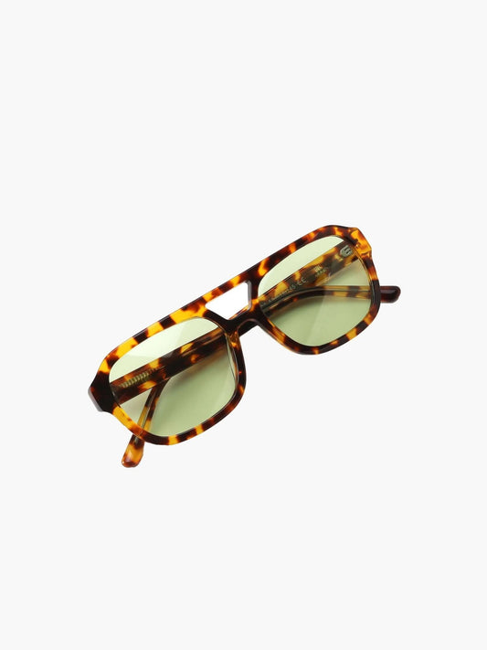 Sonnenbrille mit Retro-Rahmen und breiten Bügeln